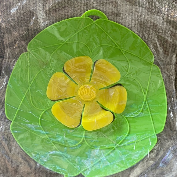Green and Yellow Silicone Spill Stopper Lid - Picture 1 of 2